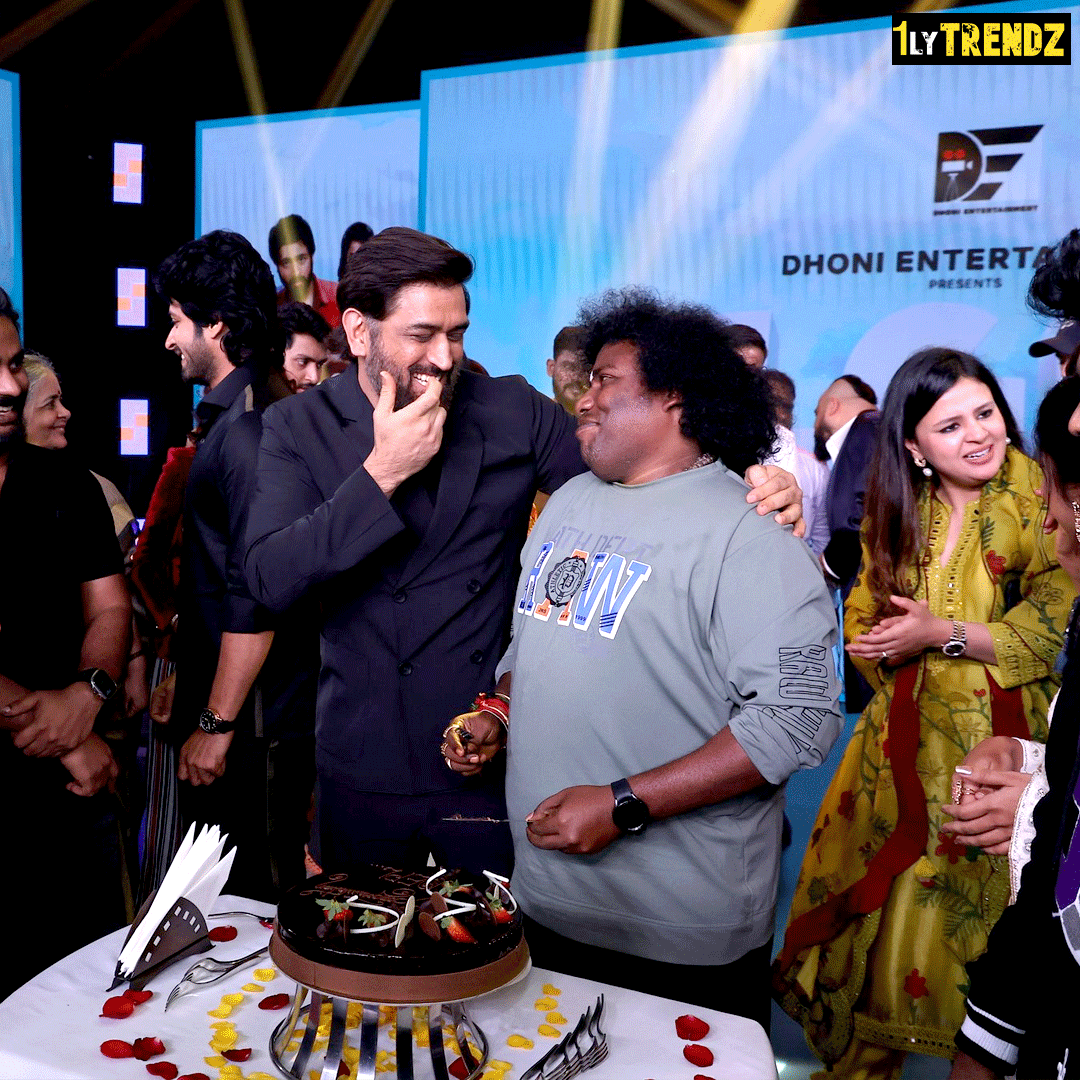 1lyTrendz's tweet photo. தல தோனியுடன்  யோகி பாபு !

#LGM #Dhoni #Yogibabu #MSDhoni𓃵 #Ashwin #SureshRaina #FafDuPlessis #ruturajgaikwad  #LGMAudioLaunch #ChennaiSuperKings #CSK #INDvsWI #CinemaUpdate #KollywoodCinima #cinemanews #1lytrendz #TamilNews https://t.co/JjgHCHUjc5