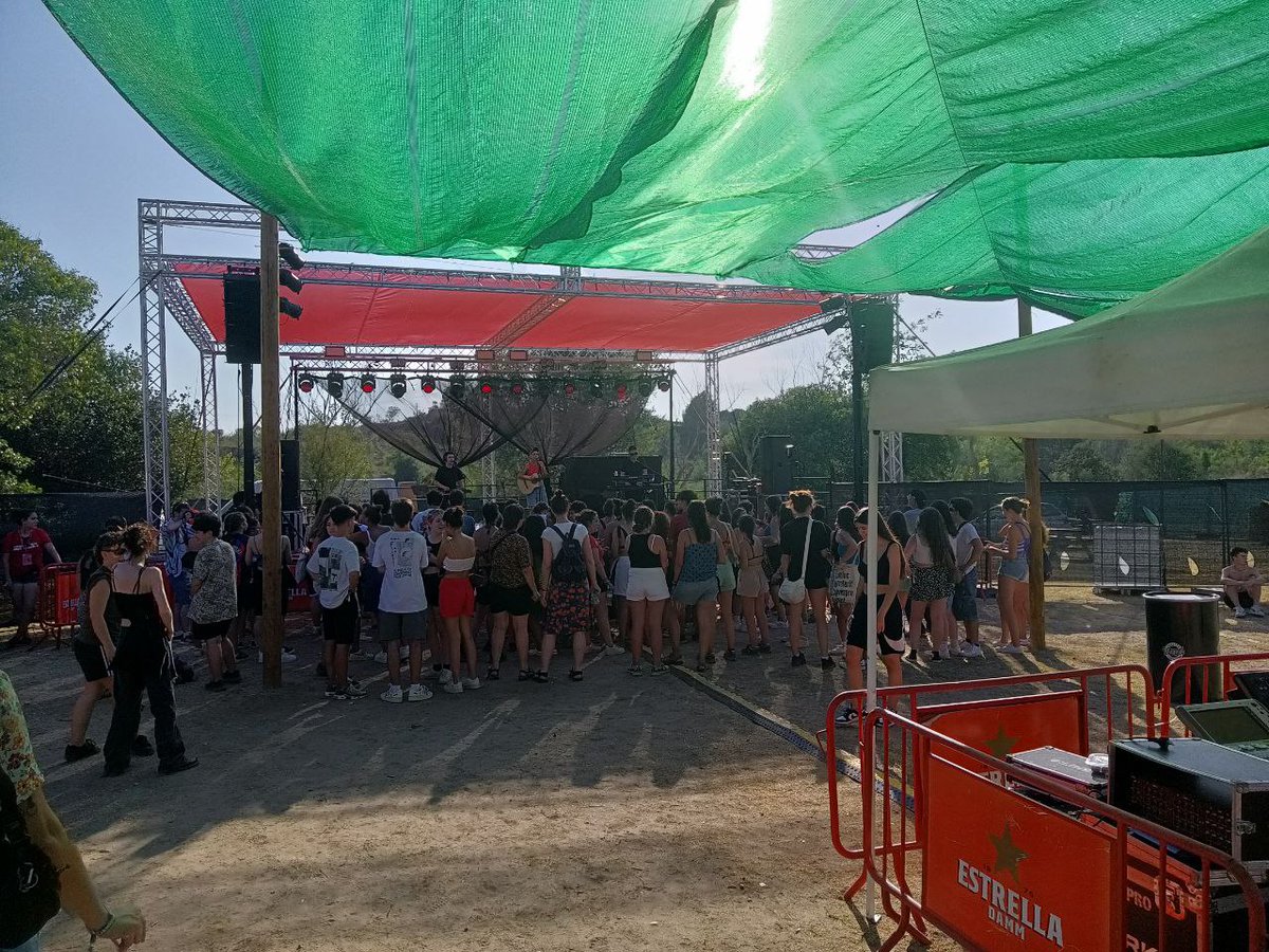llenguacat's tweet photo. ⛺️ Aquests dies ens trobaràs a l'@acampadajove mostrant el compromís del jovent amb la llengua!  

🎮 Vine a la parada, signa la petició de https://t.co/HJEudKlTT0 perquè Nintendo, PlayStation i XBox incloguin el català i guanya el joc Endling-Extintion is forever, Premi #SAGA22! https://t.co/MqpKfX7zW3