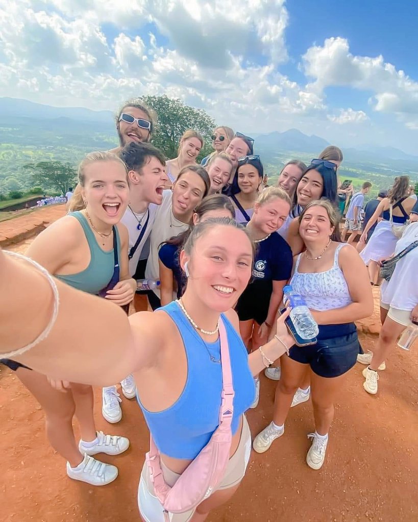 VisitSriLanka88's tweet photo. #SriLanka #travel #waterfallsrilanka #srilankawaterfalls #waterfalllov #rawanafalls #rawanafall #Ella #ellarock https://t.co/ydK7pv56Xc