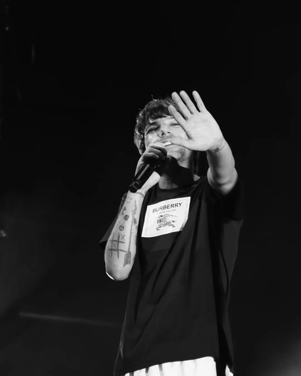 chapstick03's tweet photo. 😭😭😭😭😭
#larrystylinson https://t.co/u4XQO9gt2k