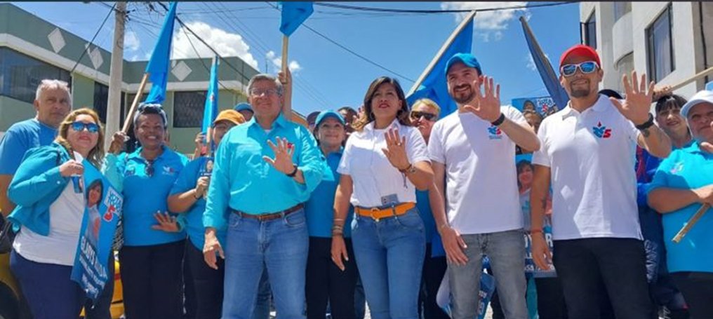 SantiTeamEC's tweet photo. Grato encuentro con la Federación de Taxis que ya hicieron su elección. El gremio amarillo dice Todo todito 🖐️ Junto a #GladysRueda #DistritoCentroNorte #LuisaPresidenta @RC5Oficial https://t.co/yOz0U87LAi
