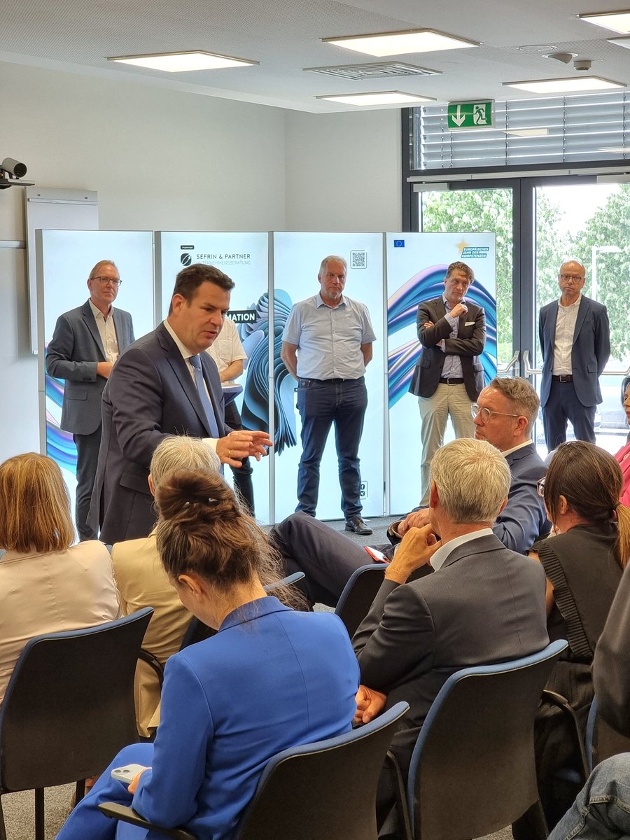 DGBVoSue's tweet photo. Heute Informierte sich #Bundesarbeitsminister Hubertus Heil und Landesarbeitsminister Alexander Schweitzer  über die #Transformation in der #Arbeitswelt in der ehemaligen Schuh Metropole #Pirmasens in der #Pfalz. Die #DGB Region Pfalz zu Gast bei der #Transformationsagentur #RLP https://t.co/lmbuyoocTE
