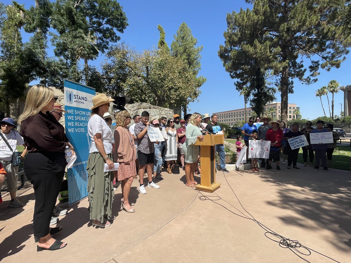 “Stop the unjust and illegal attacks on English learners and the dual language programs that serve them”. Con ese mensaje educadores, autoridad y miembros de la comunidad se manifiestan en el Capitolio estatal. Los detalles por <a href="/TelemundoAZ/">Telemundo Arizona</a>