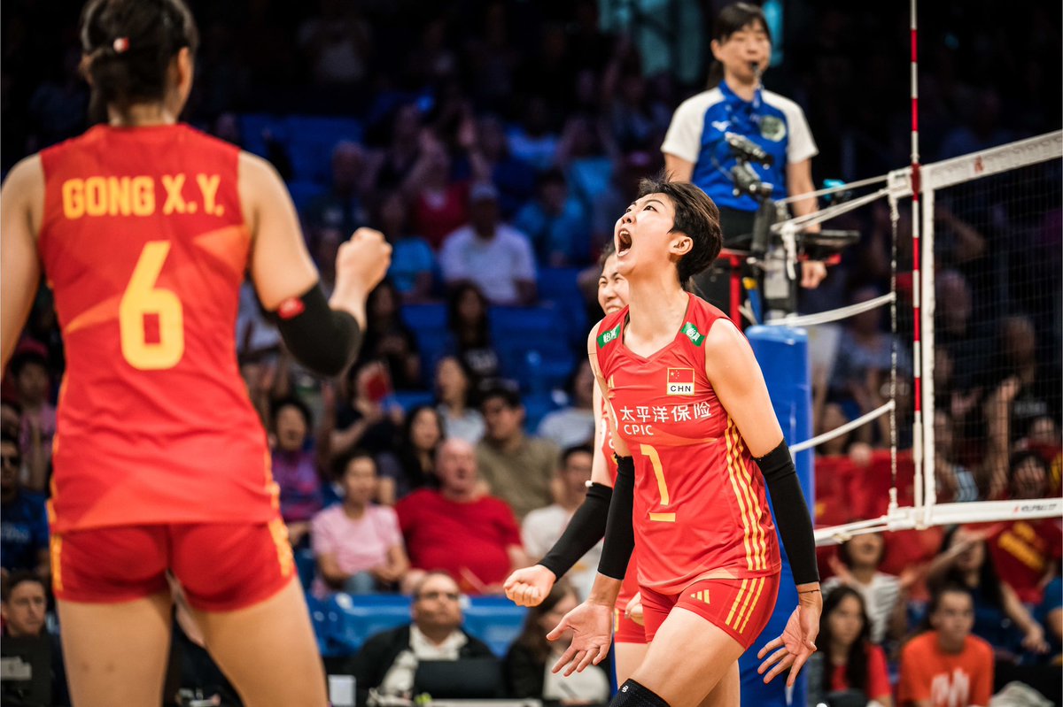 SUDFAH's tweet photo. #VNL2023 #Final CHN 3-1 BRA 
เซต 3 - 4 สนุกมากกกกก 
แต้ม 20 กว่า เซต 4 ดันเป็นจังหวะไทซ่าวนลงหลัง หยวนวนขึ้นหน้า ถือว่าจุดดับโดยแท้
.
อย่างไรก็ตาม ขอทวีตสดุดีไทซ่า 1 อัตรา
ด้วยอายุขนาดนั้น ฝีมือ สภาพร่างกาย สภาพจิตใจ ดูไม่ได้ดรอปลงเลย ตำนานยานแม่บราซิล นตจล.
#วอลเลย์บอลหญิง https://t.co/tD8ukRLB29