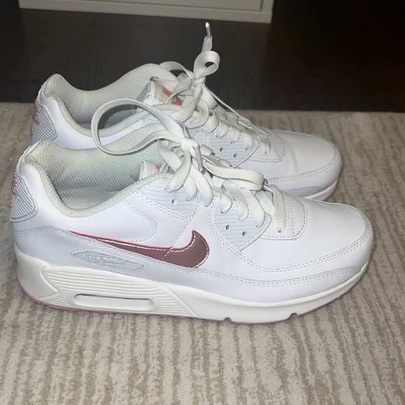 RetrosaurusRex's tweet photo. So good I had to share! Check out all the items I'm loving on @Poshmarkapp #poshmark #fashion #style #shopmycloset #nike: https://t.co/jcyV2y6F7D https://t.co/bWJGJrloir