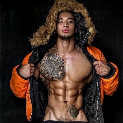 Malechritude's tweet photo. #ThemeForThursday #MenInOrange 

It's hard to think about this coat
when it's 100 degrees outside,
but it's not the coat I want to look at anyway. https://t.co/7MW7zphv9S