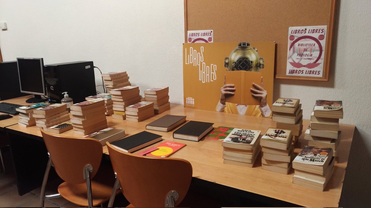 Todos esos libros han sido "liberados" de las estanterías de la Biblioteca de Filología y están esperando en el edificio del Departamento de Filología Inglesa a que la gente se los lleve. Muchos son una excelente lectura veraniega, así que anímense y pasen a por su ejemplar!!!!!