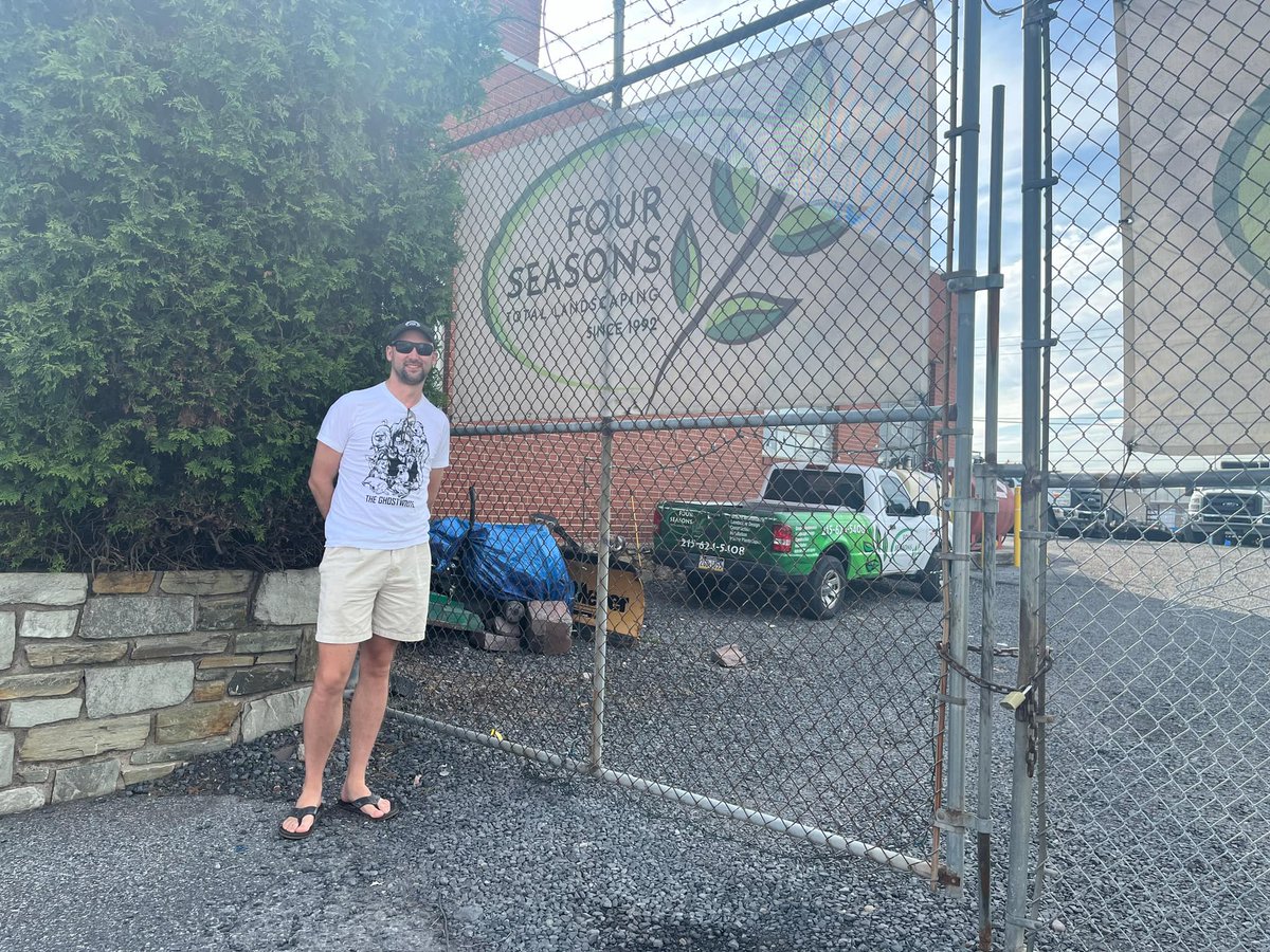 here's a video of @badsandwich playing showdown at four seasons total landscaping and here's me standing outside the gate at said landscaping company on memorial day, 2023. 

https://t.co/JYKsU4qUbf https://t.co/vQtRxTabEs