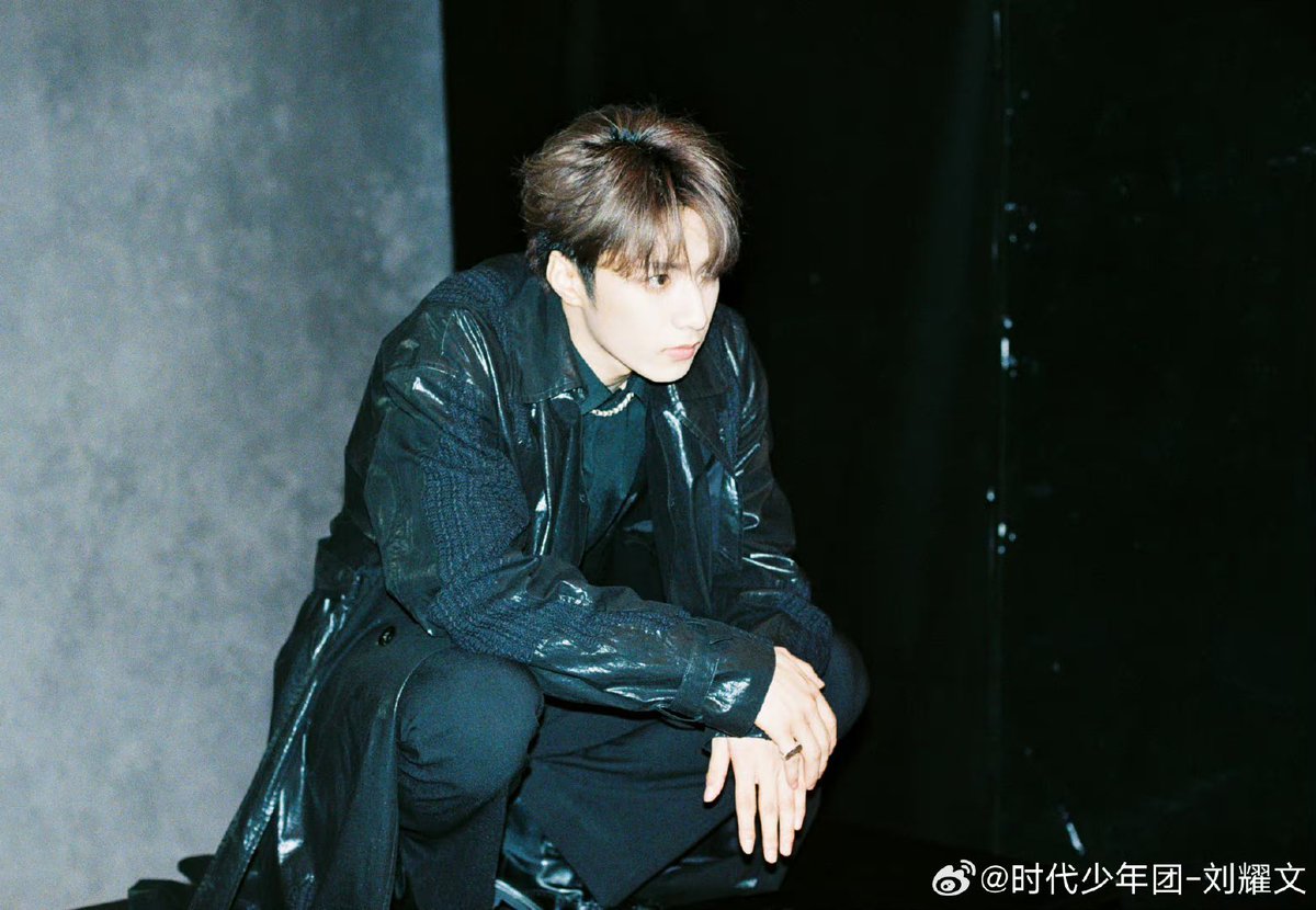 bzsrs_'s tweet photo. 我穿着情趣内衣在地上跪爬着，尾巴在身后摇摆，第一次的操弄让淫水止不住的顺着腿侧往下流，打湿地毯。刘耀文晃着手上的项圈，招手让我过去。他蹲着把项圈戴在我的脖子上，嘉奖似的拍拍我的脸，拉起项圈往上扯，翻过我的身体，掐着脸，对着镜子后入。 https://t.co/5rd6F4LNHs