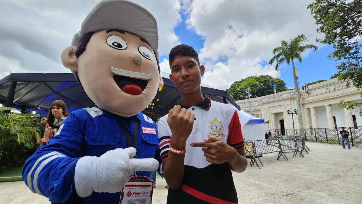 PDVSA's tweet photo. Con #CorazónPetroquímico, #Pequito regala alegrías a los jóvenes en la Expoferia Oportunidades de Estudios. #PDVSA
@NicolasMaduro
@TellecheaRuiz https://t.co/fYtjFOytOu