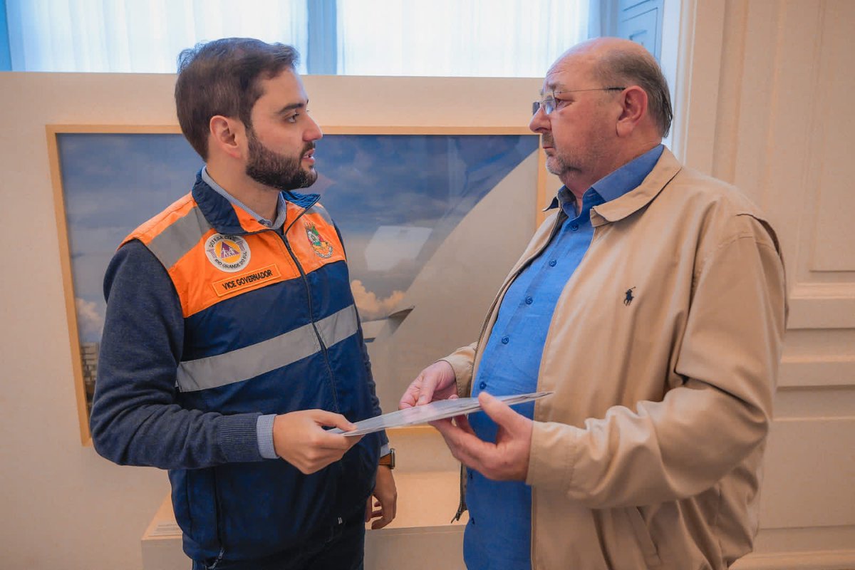 depclassmann's tweet photo. Reunião com o governador em exercício, Gabriel Souza, para tratar de auxílio aos municípios atingidos pelo ciclone em nossa região e no RS. Na sexta, o governador irá sobrevoar Sede Nova e cidades próximas, para avaliar os estragos e fazer os encaminhamentos necessários. https://t.co/Nap0MGGsMB