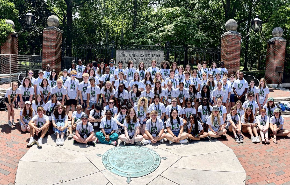 With @fivefootphotog on crutches, I took the group photo of the 2023 Ohio University High School Journalism Workshop.