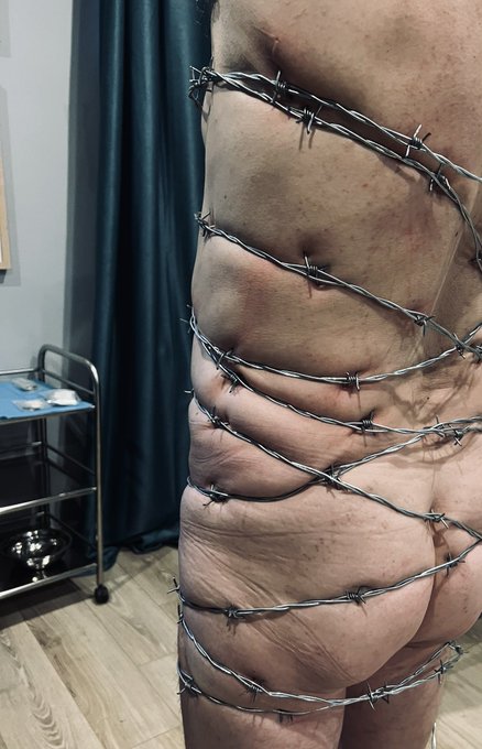 Barbed wire 🖤 https://t.co/YXGjKEx5a0