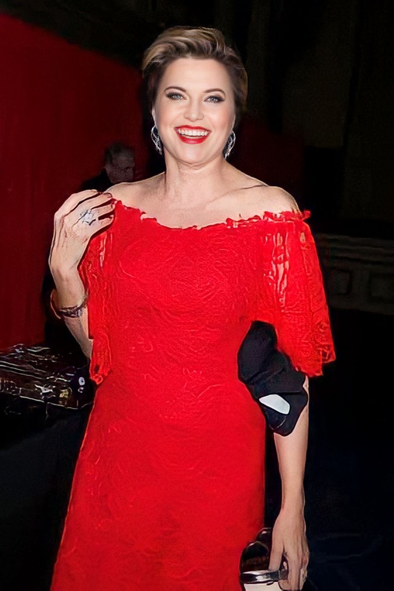 LaneLimal's tweet photo. Good morning sweet @RealLucyLawless ! Wherever you are, may your day be filled with blessings, peace, love, joy and positivity, bringing sweet emotions to your heart. I miss you so much affection. Hope to see you soon. I love you lots.❤️❤️❤️ #missyou https://t.co/AY8otaTdEm