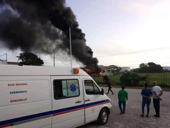 Lamentamos el incendio ocurrido en la madrugada de hoy en el almacén de productos químicos de los Astilleros del Golfo de Manzanillo en Granma. Estamos al tanto de la recuperación de los seis bomberos lesionados en este siniestro.