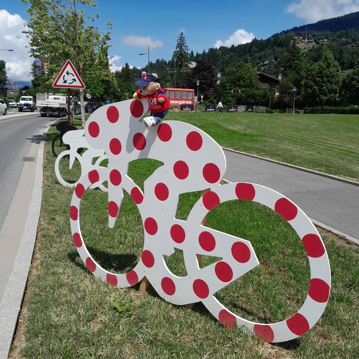 SkyTedTravels's tweet photo. Think Ted needs a bike fit! 🤣
#TedsonTour 🐻🐻
#TDF2023 #megeve #France #Alps https://t.co/0zCxlmgPXP