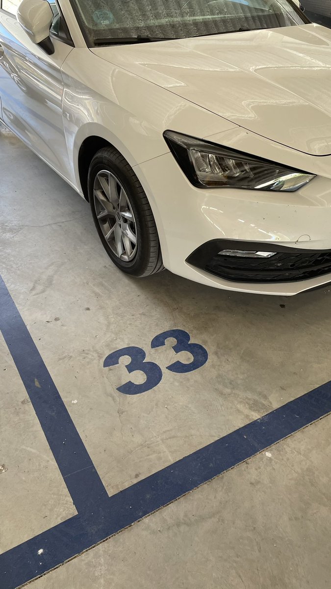 wolder3D's tweet photo. Aparcas en el trabajo y ya estas pensando en la próxima carrera #33 @alo_oficial https://t.co/RyZaescUU2