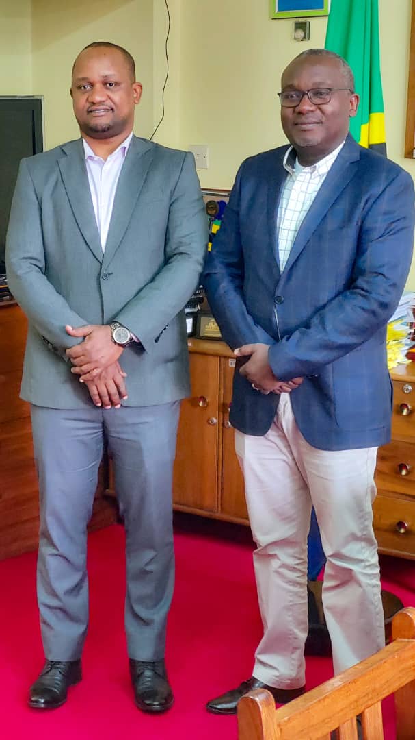 AbsaTanzania's tweet photo. Earlier today our MD & CEO, Obedi S. Laiser, had a fruitful meeting with Arusha's Regional Commissioner, Hon. John Mongella. Discussing on collaboration and how Absa can empower the region's economy.
#BusinessCollab #EmpoweringAfrica https://t.co/WuBY15A0DV