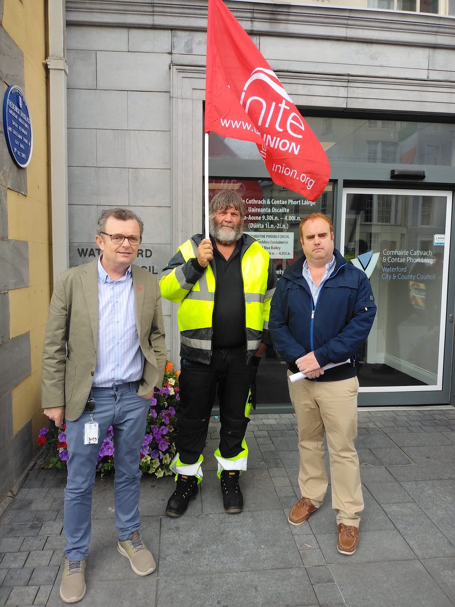 This afternoon I was proud to stand with my Labour Party  colleague @thomasphelan outside #Waterford City Hall where we joined and stood in solidarity with Unite water employees ✊✊
@labour