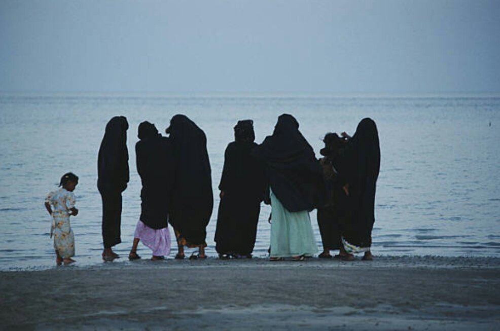 ReemAlbassam's tweet photo. شفت البحر زايدٍ يا نوف
يا بنت من يحتمي الهيّة

يا بنت من يبذل المعروف
الطيّب اللي نفل حيّه

يا شبه ظبيٍ مع القفقوف
والعين عين النداويّة

في حجر عينك لميع سيوف
يا كثر زين السعودية

في ضيقة البال وأبي أشوف
وإلا لا هذي ولا ذيّة

*عمشاء الدغيلبية العتيبية = https://t.co/DmmIqRwXx7