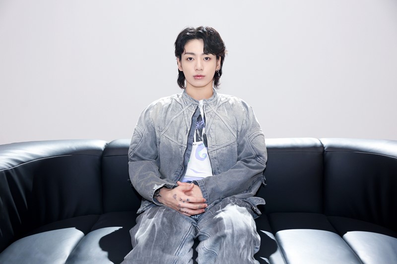 charts_k's tweet photo. "Seven" combines an addictive melody with warm acoustic guitar sounds &amp; rhythms from the UK garage genre. It's a passionate serenade, conveying a desire to spend every day of the week with a loved one. Jungkook's mellifluous vocals enhance the charm and quality of the song. https://t.co/eqSeuoMAmc