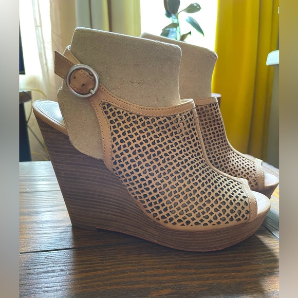 smithchic1's tweet photo. So good I had to share! Check out all the items I'm loving on @Poshmarkapp #poshmark #fashion #style #shopmycloset #badgleymischka #coach #oldworldchristmas: https://t.co/Cz3kUkh9fT https://t.co/g6z9dlEkHG