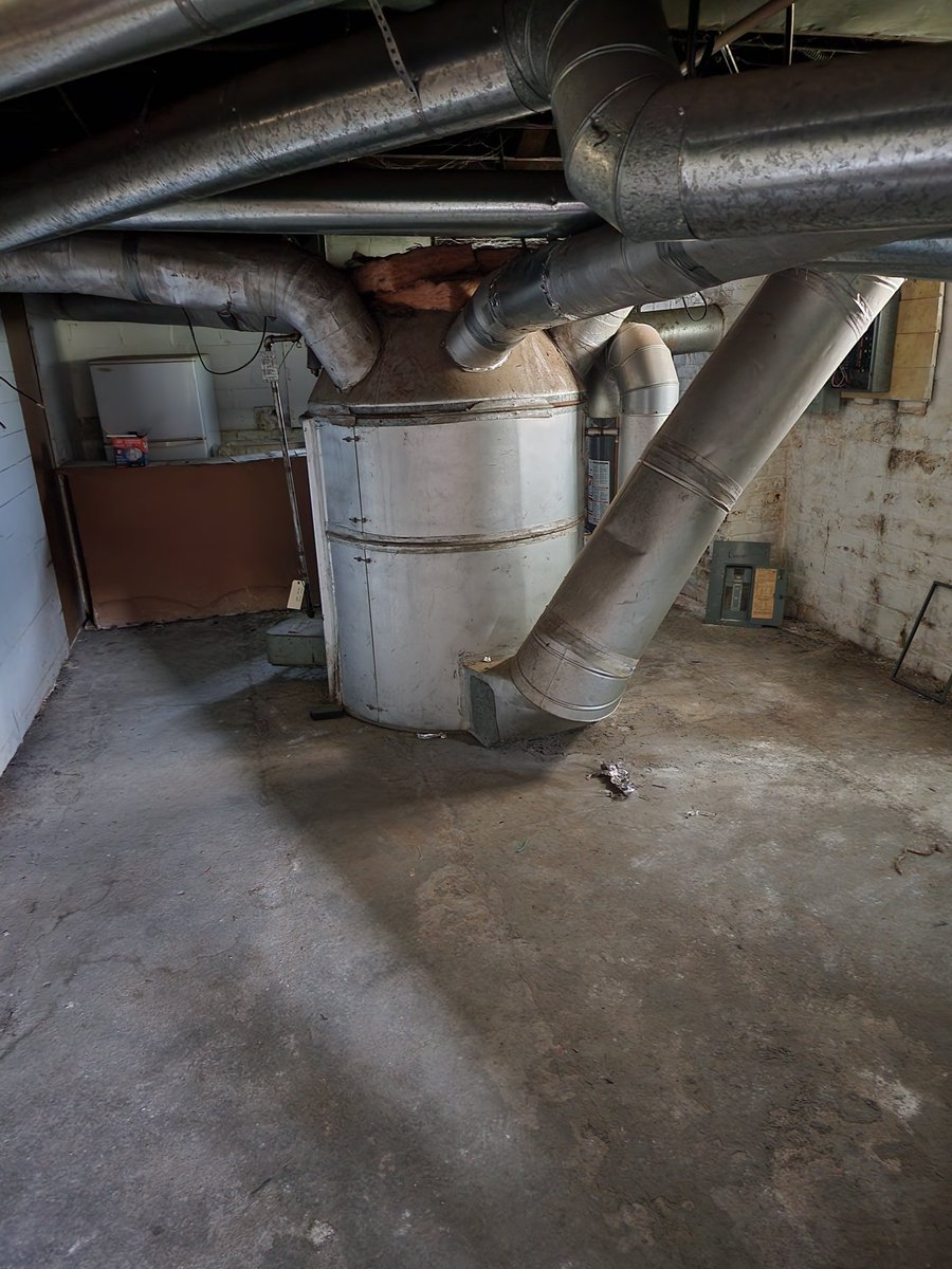 Thefrugalgay11's tweet photo. The gravity furnace......

Saw a few of these while house hunting recently 

I tend to stay away from properties w a gravity furnace. 

Whats your thoughts? https://t.co/zLyrhwzuOu