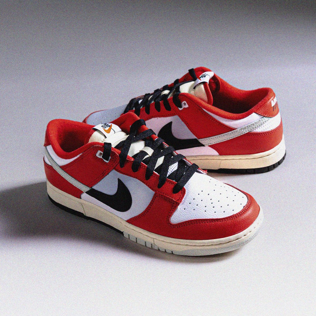 JustFreshKicks's tweet photo. Ad: Nike Dunk Low 'Chicago Split' early links for tomorrow at 10am ET ✂️

FNL:https://t.co/X131jk9bXi
JD:https://t.co/leaH8J70Db https://t.co/np2DN7hDIo