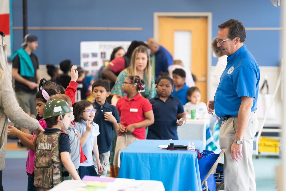 NewHanoverCoSch's tweet photo. Our mission at NHCS would be impossible to achieve without the unwavering support of our community partnerships, dedicated volunteers, and invaluable mentors. 

We encourage all interested volunteers to complete the volunteer orientation linked below.

https://t.co/34i4NWuu67 https://t.co/ucQnLb8WJJ