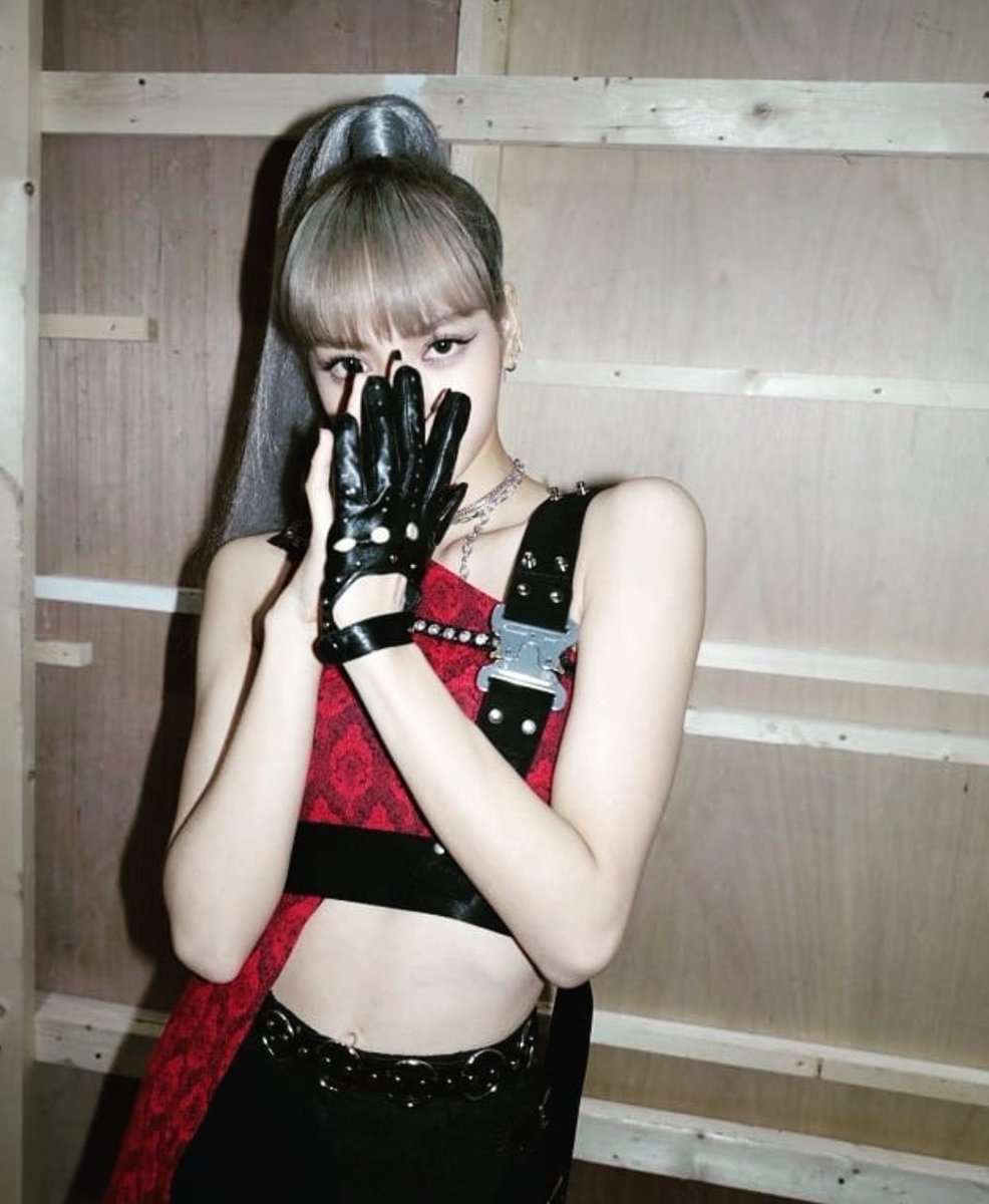 FormyLalalisa's tweet photo. Queen girl, in my heaart
#ALWAYSWITHYOULISA https://t.co/qvq8tC8QOo