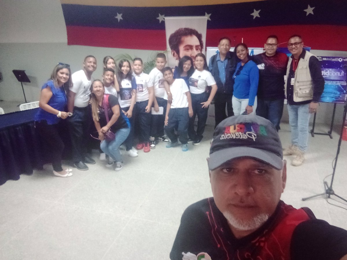 #LaPoesíaNosUne Nuestros estudiantes del estado Aragua, hoy nos mostraron su Hacer con Innovaciones y Creaciones  Tecnológicas, demostrando con ello, que nuestras Instituciones Educativas son Semilleros de la Generación de Relevo