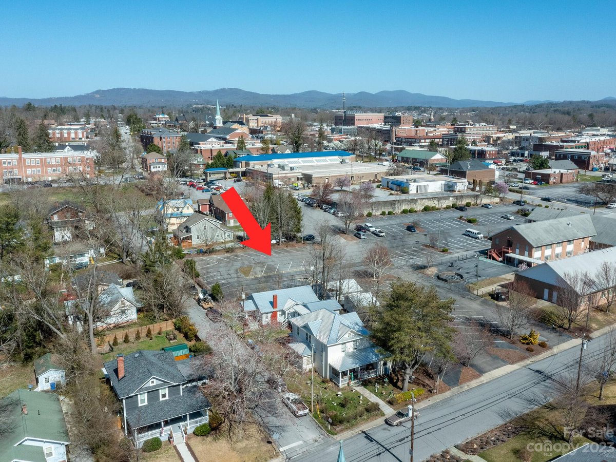 BHHS_LP's tweet image. You have to see this home! 14 BD/ 8 BA in Hendersonville. Call/text/DM me for details.  cpix.me/l/173538704