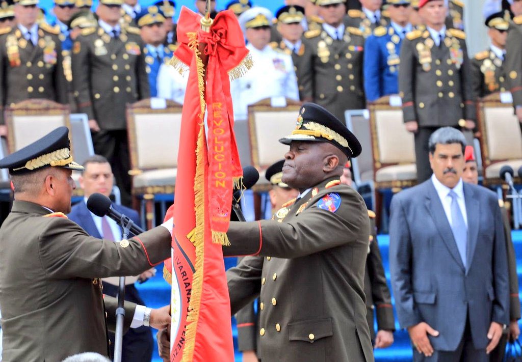 GnbGaranteDePaz's tweet photo. Desde el MPPDefensa, CJ @Nicolasmaduro presidió Acto de Transmisión de Mando de los Componentes: @EjercitoFANB, @ArmadaFANBVzla, @GnbGaranteDePaz y @Milicia_B1 https://t.co/oP0cBP7sbt