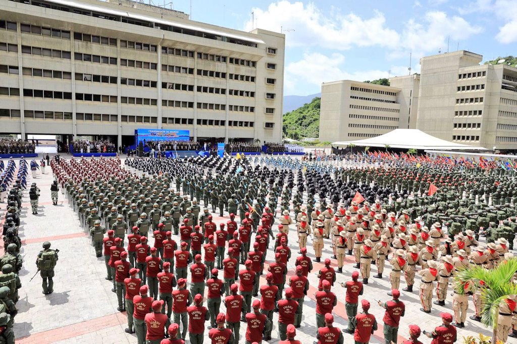 GnbGaranteDePaz's tweet photo. Desde el MPPDefensa, CJ @Nicolasmaduro presidió Acto de Transmisión de Mando de los Componentes: @EjercitoFANB, @ArmadaFANBVzla, @GnbGaranteDePaz y @Milicia_B1 https://t.co/oP0cBP7sbt