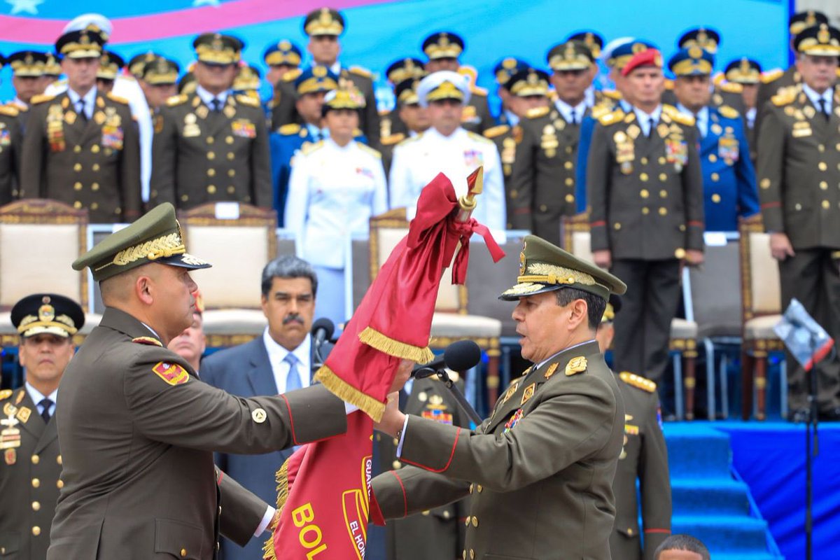 GnbGaranteDePaz's tweet photo. Desde el MPPDefensa, CJ @Nicolasmaduro presidió Acto de Transmisión de Mando de los Componentes: @EjercitoFANB, @ArmadaFANBVzla, @GnbGaranteDePaz y @Milicia_B1 https://t.co/oP0cBP7sbt