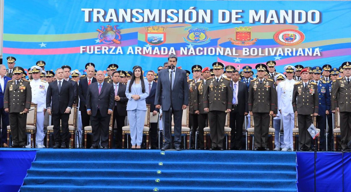 GnbGaranteDePaz's tweet photo. Desde el MPPDefensa, CJ @Nicolasmaduro presidió Acto de Transmisión de Mando de los Componentes: @EjercitoFANB, @ArmadaFANBVzla, @GnbGaranteDePaz y @Milicia_B1 https://t.co/oP0cBP7sbt