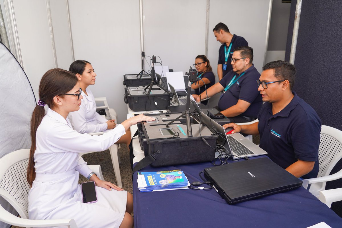 rnpn_sv's tweet photo. Este día, nos unimos a la EXPO IES 2023, impulsada por el @EducacionSV, donde estamos apoyando con el trámite de preenrolamiento a jóvenes que cumplen años entre el 8 de agosto de 2023 al 2 de marzo de 2024.
#PrimerDUI #Identifícate https://t.co/XLwepfB0Lb