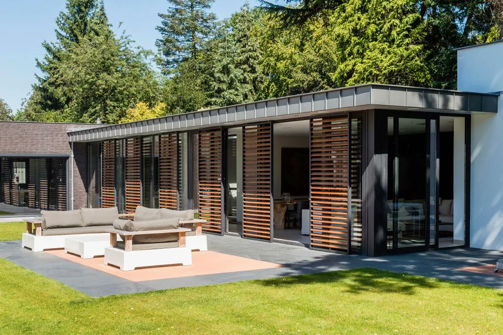 AtriaDesigns's tweet photo. Renson Loggia sliding panels excel in their ability to regulate the level of light that enters a room. 

These exceptional shutters possess a stylish and lightweight construction and boast great performance in terms of Passive House standards. 

#architecture #design https://t.co/51euFxkdUy