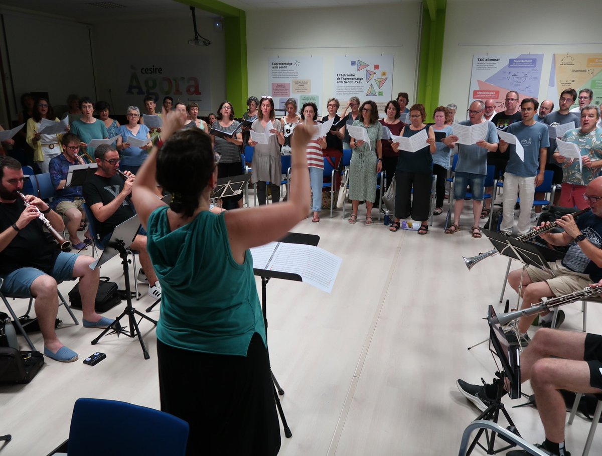 El concert serà el dimarts 18 de juliol, a les 20h, al <a href="/palaumusicacat/">Palau de la Música Catalana</a> 
<a href="/grecfestivalbcn/">Grec Festival Bcn</a> 
Cor i cobla amb un repertori de música tradicional catalana amb noves harmonitzacions de <a href="/JosepOlle/">Josep Ollé Sabaté</a> i estrenes d'obres
<a href="/gualgasull/">Lluís Gual</a> <a href="/guinovartalbert/">Albert Guinovart</a> <a href="/carlotabaldris/">Carlota Baldris</a>