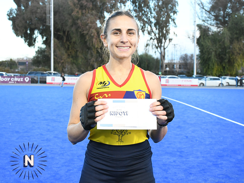 MinutoHockey's tweet photo. #AperturaHockey2023

🟡 Minuto Hockey y #Nipoti premian a la goleadora del torneo. 

🟡 Julieta Medici, además de ser campeona con Murialdo, fue la máxima anotadora con 16 anotaciones.

Felicitaciones Julieta, disfrutá tu premio 🎁 !!! https://t.co/xtuy5fvh8Q