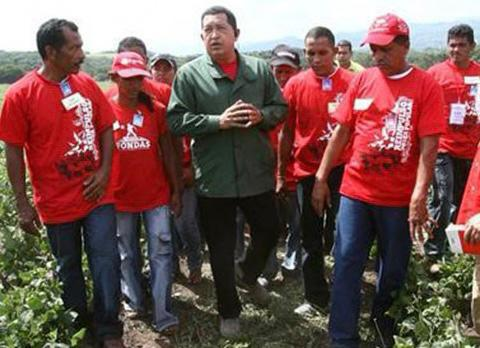 mippci_ven's tweet image. 🤔 Pensamiento de Chávez 💭
#Comunal 🇻🇪 | "La comuna es como la célula, y las células tienen que irse ramifcando, enlanzando, tienen que ir formando un sistema, articulándose, para darle forma a un cuerpo". 
11 de junio de 2009