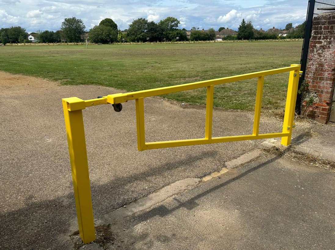 SmileyTallBike's tweet photo. @corriemjones @marstonbikepath @maryoxford @DannyYee @ReconnectingOx Another kick in the spoke for Marston from Mary Clarkson I bet, one end of the cycle path she installs a gate, and at the other she closes it for 10 weeks...

Remember Oxford is only a cycling city on the welcome signs @maryoxford https://t.co/oSTSE5tDOY