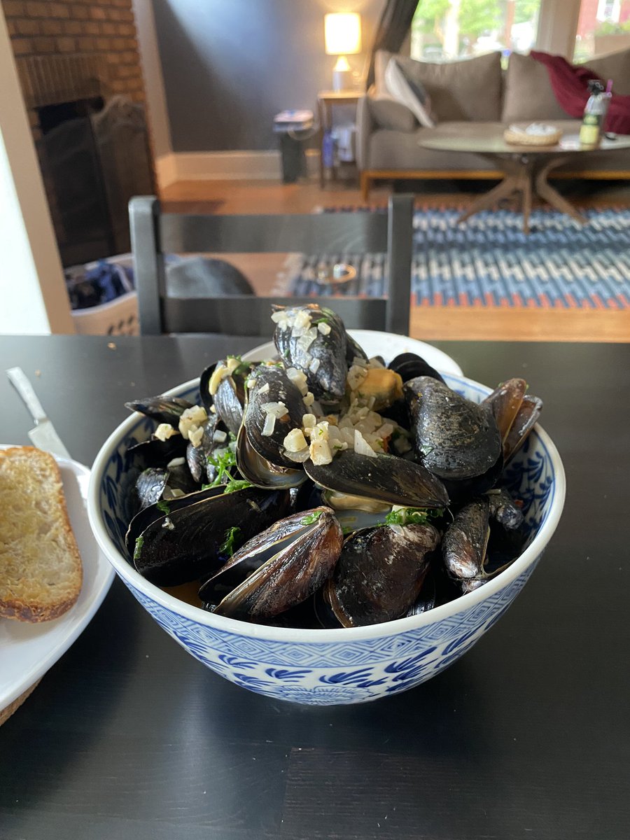 KeenanIrish's tweet photo. Tonight the chef is serving steamed Prince Edward Island mussels. Those mussels are steamed in a white wine butter sauce that was started with some shallot, garlic, and Calabrian chili. The mussels are then served with some toasted rustic bread sourced from a local bakery. https://t.co/IAK5tqgqVq