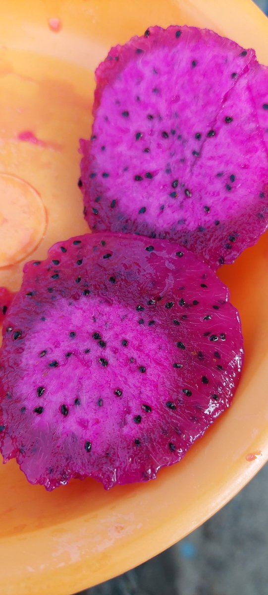 Bedyland's tweet photo. Pitahaya o fruta del dragón. Brutalmente deliciosa 😋 
#frutasexoticas #frutasfinas 
#agriculturaintensiva https://t.co/UYGVLAY3Dx