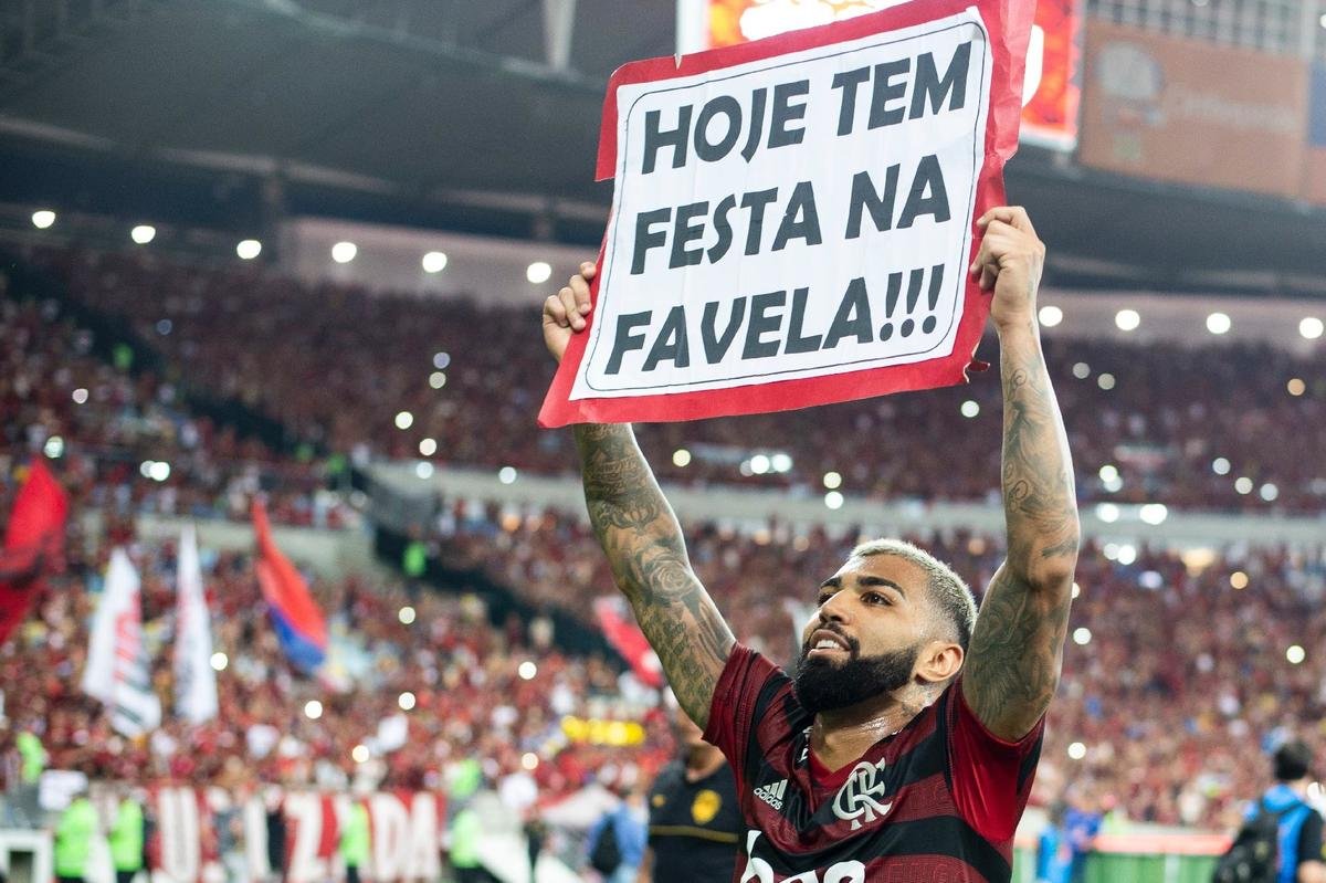 perrenguesinfo's tweet photo. Artilheiro. Provocador. Predestinado. 

A bola procura o homem e ele a trata com grande carinho nos momentos mais decisivos. Esse é Gabigol.

Um dos maiores personagens da história do futebol brasileiro coleciona momentos com apenas 26 anos. 

Mas o que é o "efeito Gabigol"? 🧶🔟 https://t.co/9Y4OfEXAa4