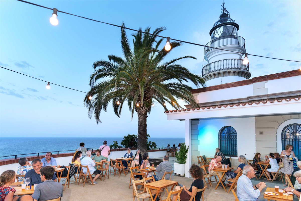 ✨️El NEC és música, art i cultura, però abans i després de cada concert el Far s'omple d'ambient amb l'espai gastronòmic i la música del DJ

Pots reservar un menú de 4 barquetes o "montaditos" i 1 beguda a preu reduït i evitar les cues la nit del concert entrapolis.com/entrades/pack-…