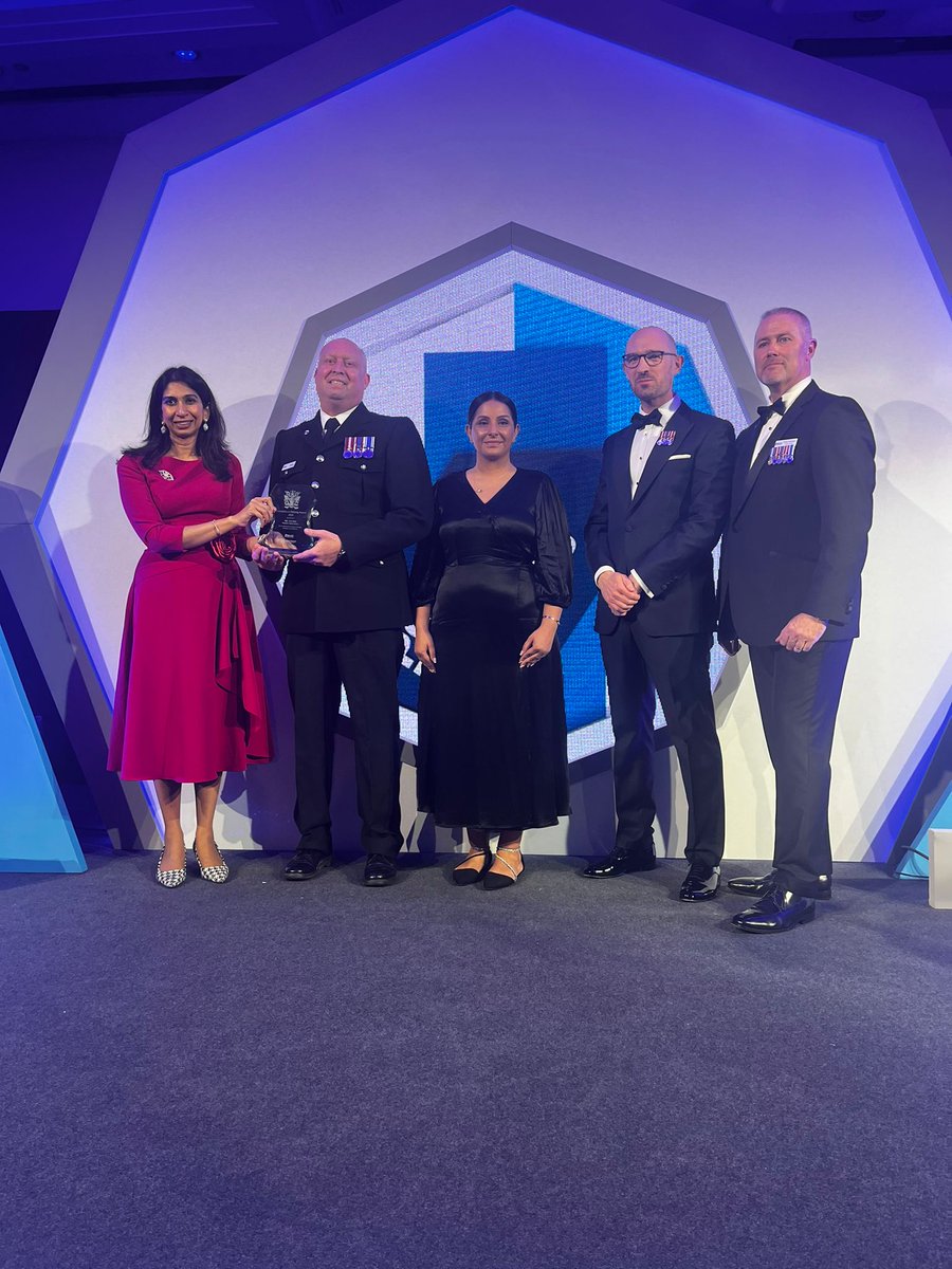 PFEW_HQ's tweet photo. "His perseverance and courage, encouraging greater awareness of pancreatic cancer and raising money for cancer and blue light charities, make Sergeant Loz East from Thames Valley police an incredibly worthy recipient of this year’s Inspiration in Policing Award" @SuellaBraverman https://t.co/QtCQ91cloV