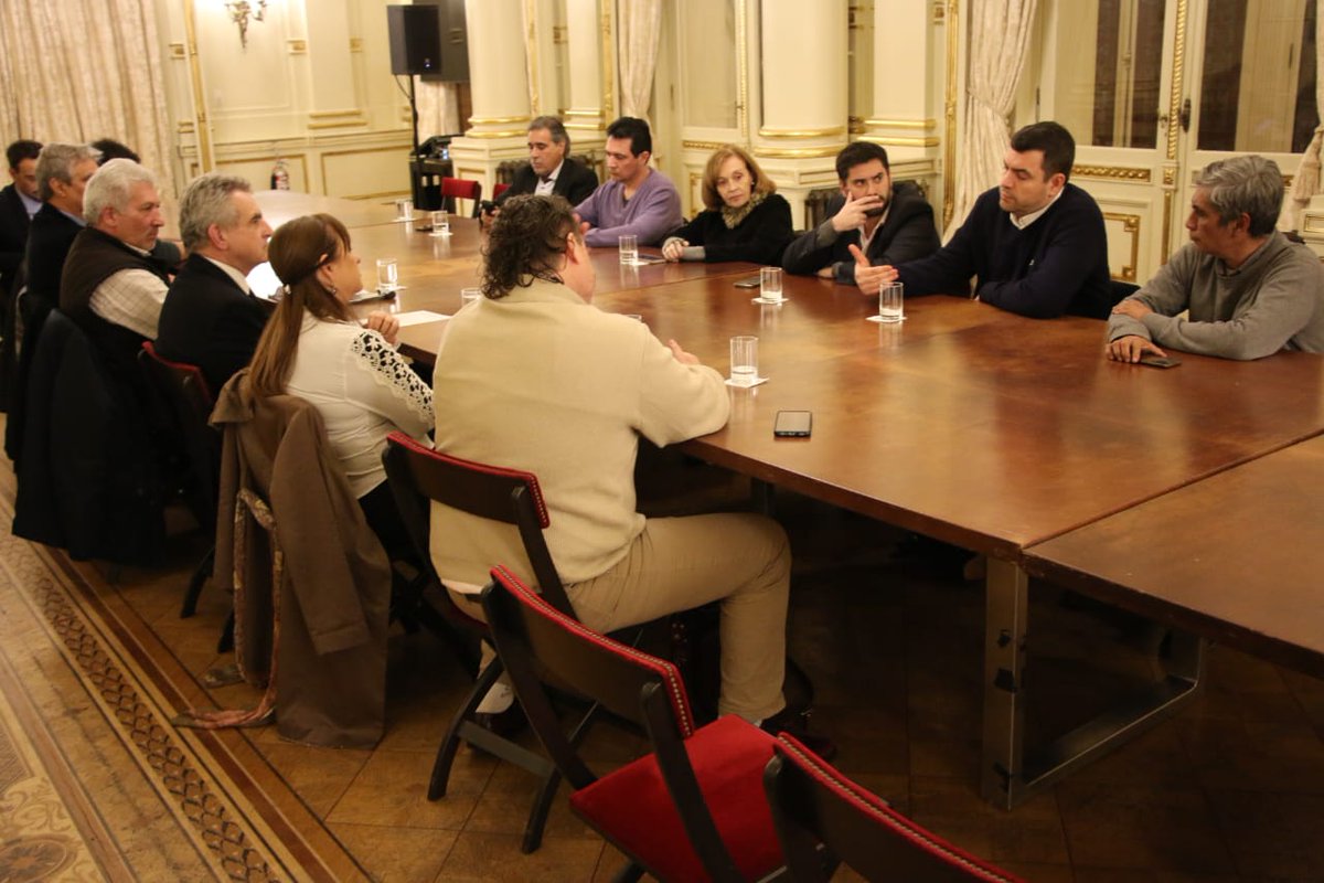 CristianeBay's tweet photo. Los represntantes nacionales del partido @ParteOK nos reunimos con @RossiAgustinOk candidato a vicepresidente por @unionxlapatria   para ponernos a disposición de la campaña que nos lleve a la victoria junto a @SergioMassa defendiendo una Argentina de producción y trabajo https://t.co/jF5aVsTD3J