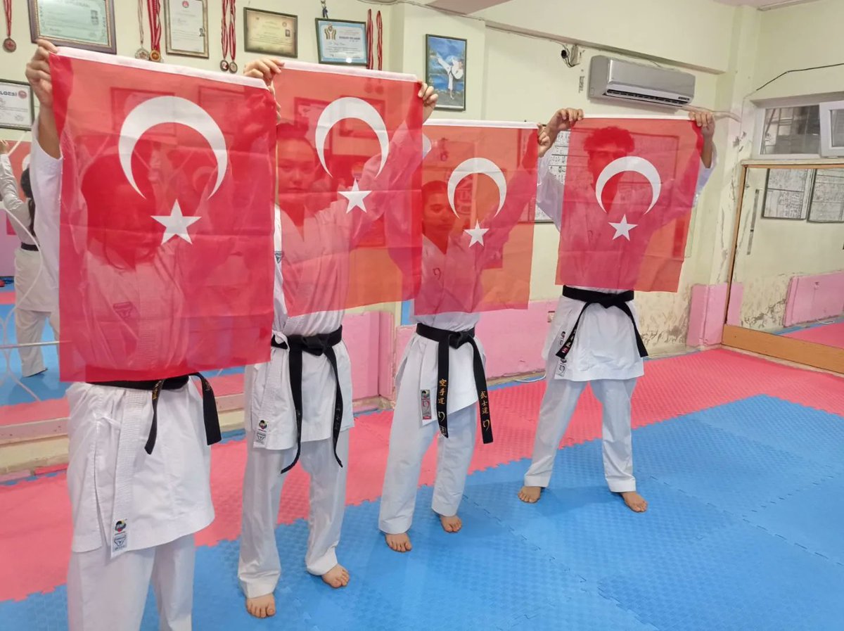 Hızır Reis Mesleki ve Teknik Anadolu Lis. Müdürlüğü öğrencilerinden oluşan karate kursiyerlerimiz 15 Temmuz Şehitlerimiz anısına gösteri düzenlediler Öğrencilerin ilgiyle izledikleri etkinlikten kareler
<a href="/Yusuf__Tekin/">Yusuf Tekin</a>
<a href="/emre_caliskan/">Emre Çalışkan</a>
<a href="/k_yavuz07/">KENAN</a>
<a href="/karatasht/">Himmet Karataş🇹🇷</a>
<a href="/antalyamem07/">Antalya İl Millî Eğitim Müdürlüğü</a>
<a href="/07kepezmem/">Kepez İlçe Milli Eğitim Müdürlüğü</a>