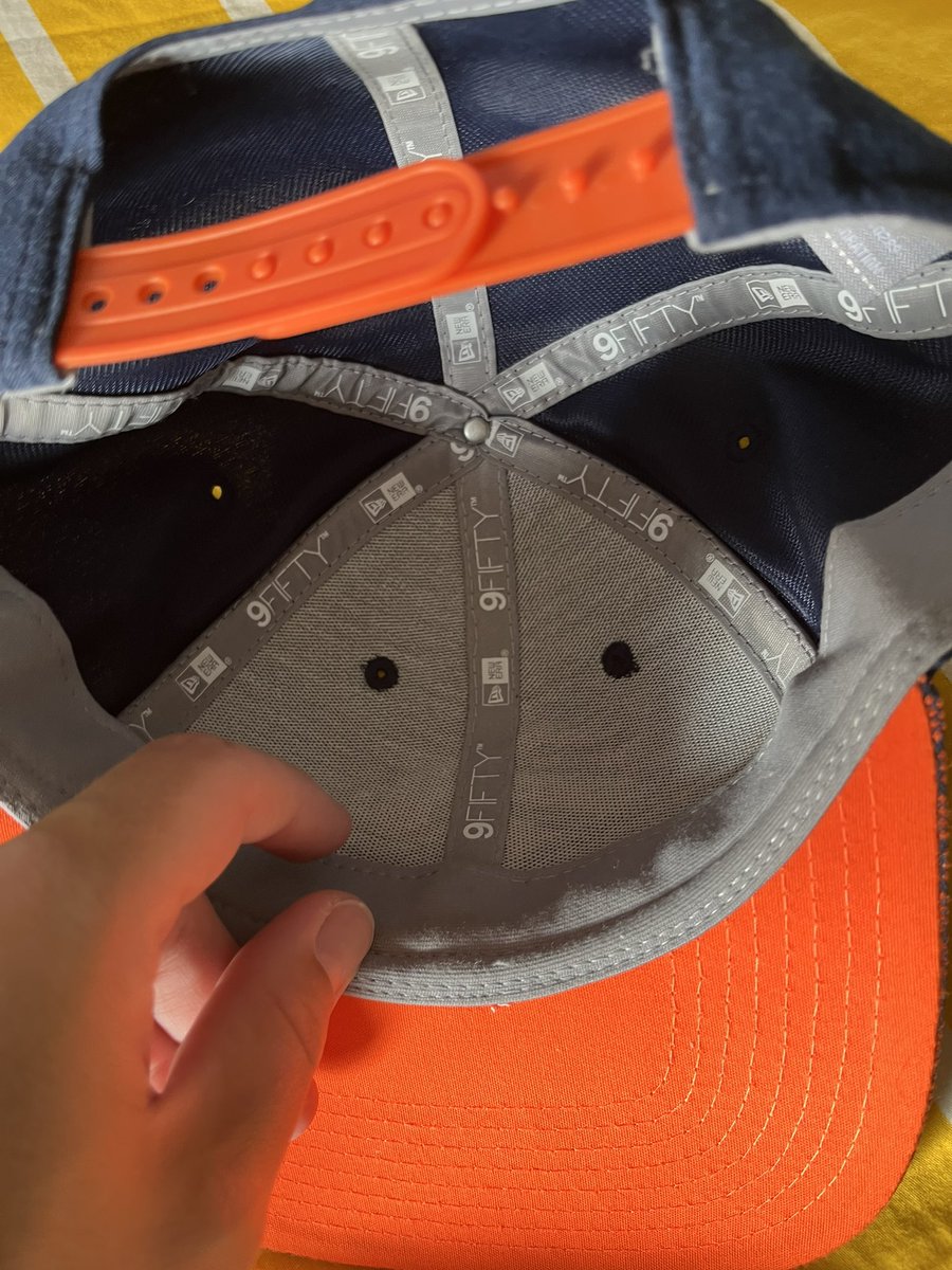 BorchmannOK's tweet photo. Kalder kasketfolket (måske @StureSandoe ved noget);
Jeg har et par caps der giver et mærke når jeg har dem på. Som om der er noget hård plast, men kan man gøre noget ved det?
Det er den i midten jeg viser.
#twitterhjerne #kasket #caps https://t.co/PicLgn38nK